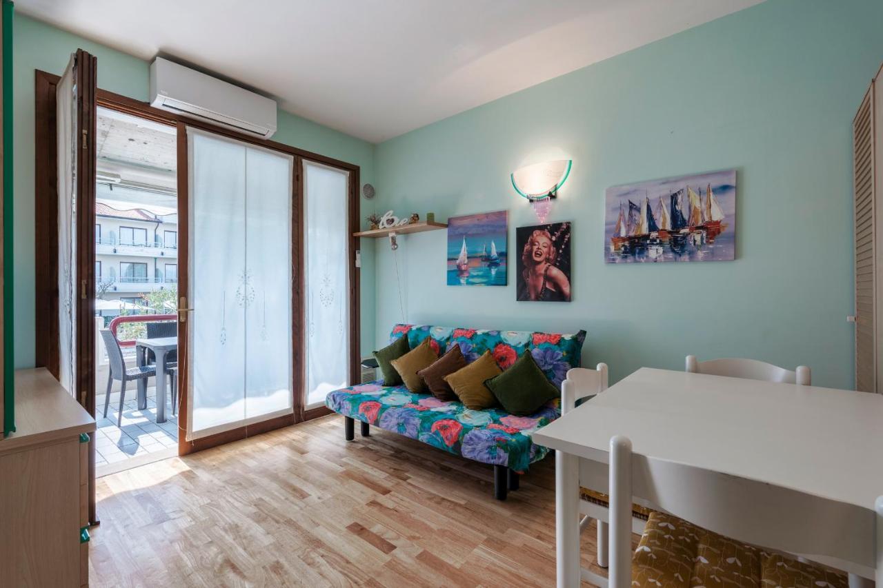 Azzurra Suite - Monolocale Con Piscina E Wifi 시르미오네 외부 사진