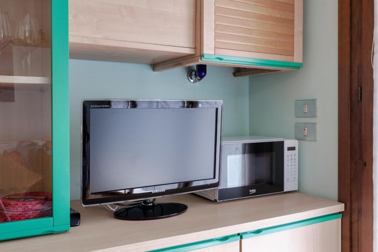 Azzurra Suite - Monolocale Con Piscina E Wifi 시르미오네 외부 사진